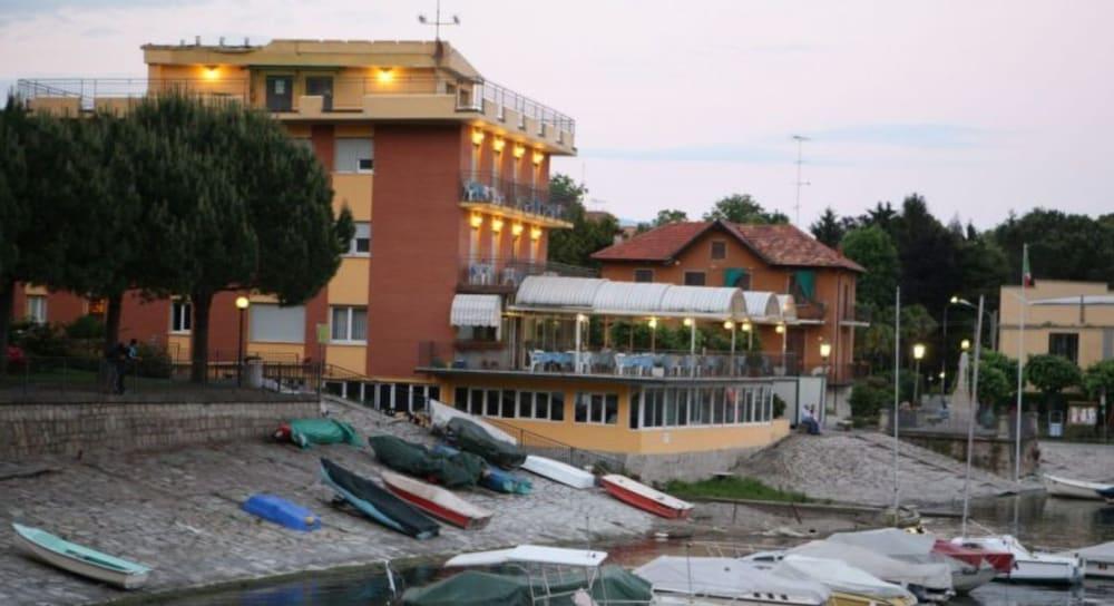 Hotel Capri Lesa Exteriör bild
