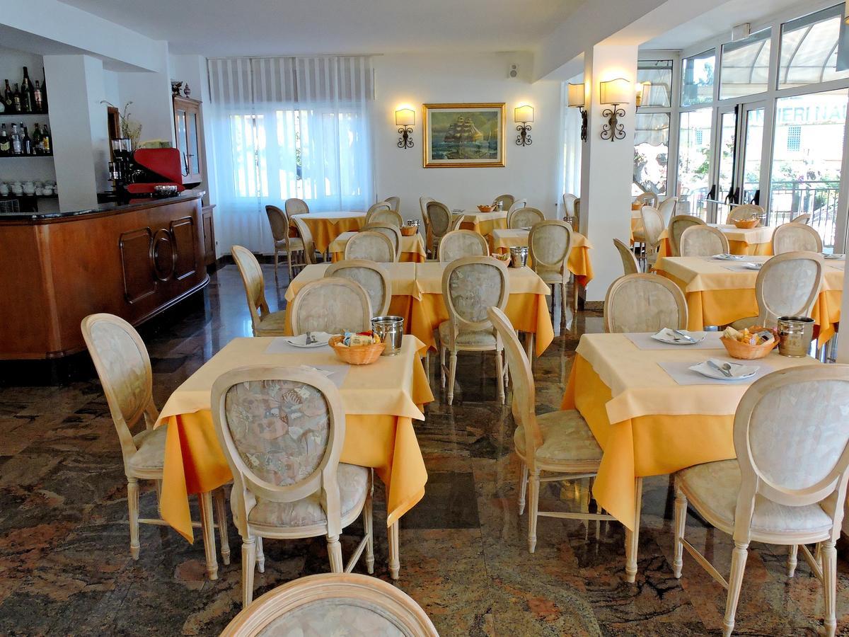 Hotel Capri Lesa Exteriör bild